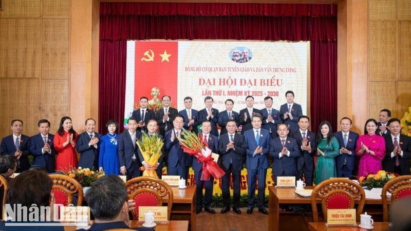 Đồng chí Trần Cẩm Tú và đồng chí Nguyễn Trọng Nghĩa chúc mừng Ban Chấp hành Đảng bộ cơ quan Ban Tuyên giáo và Dân vận Trung ương nhiệm kỳ 2025-2030. (Ảnh: SƠN TÙNG)