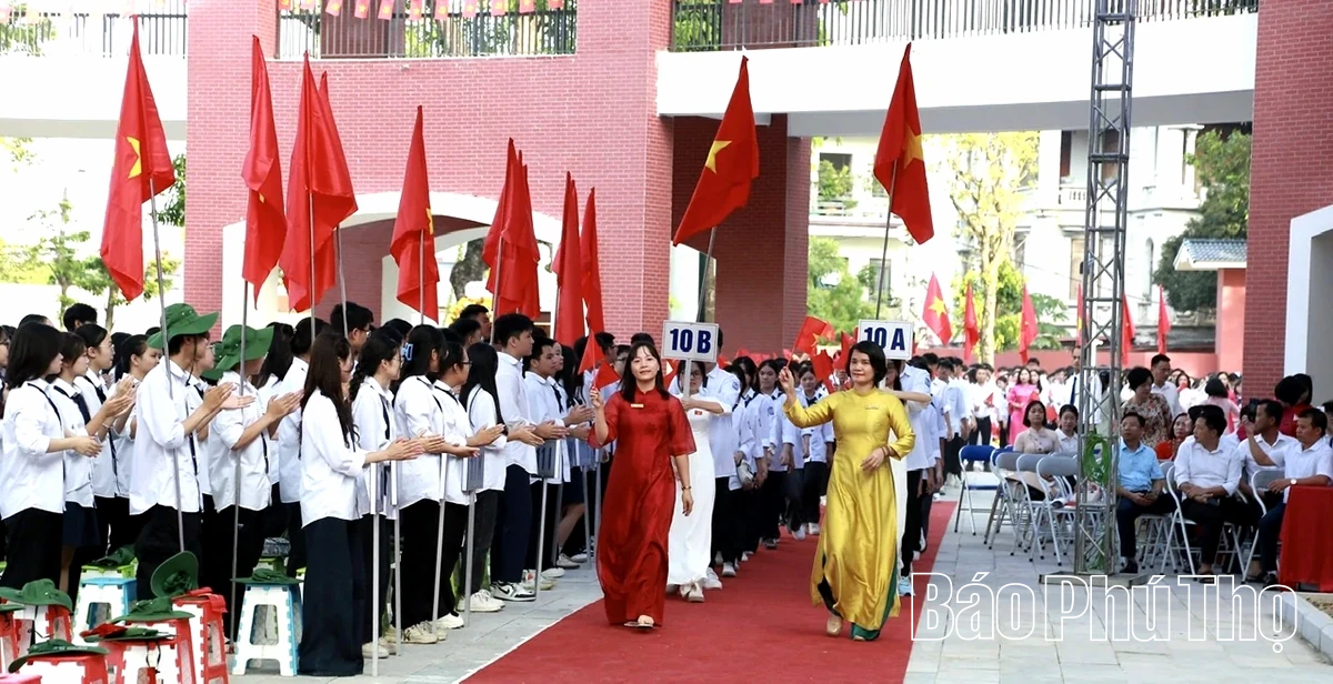 Phó Bí thư Tỉnh ủy Bùi Thị Minh dự khai giảng tại Trường THPT Trần Phú, phường Vĩnh Phúc