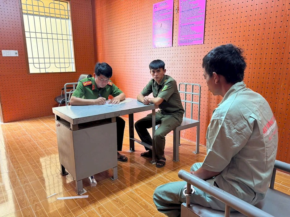 Đối tượng bị bắt sau 2 giờ lẩn trốn. Ảnh: SGGP