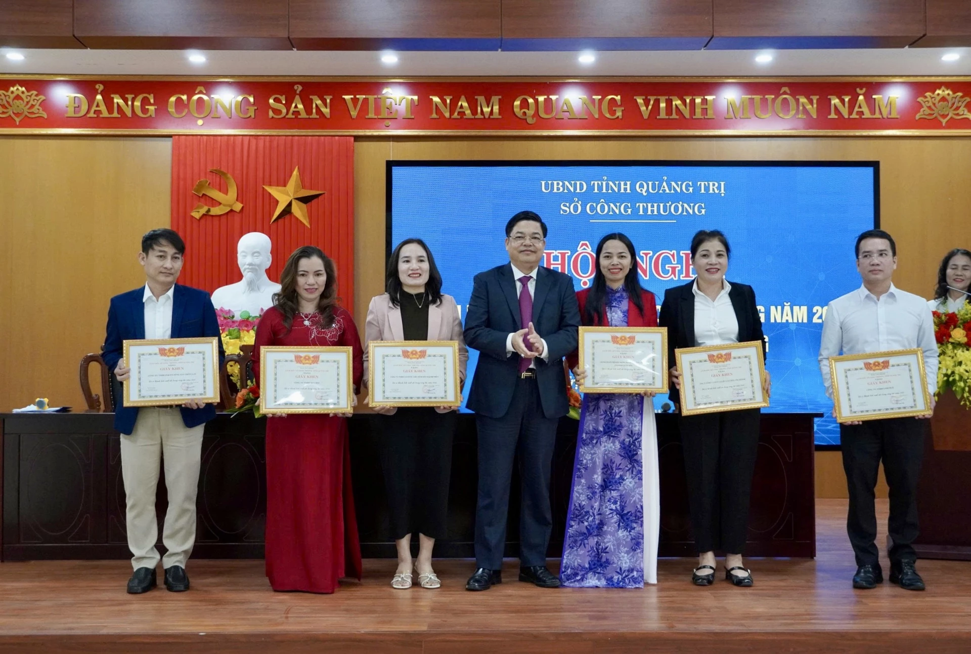 L&atilde;nh đạo Sở C&ocirc;ng Thương trao giấy khen cho c&aacute;c đơn vị đạt th&agrave;nh t&iacute;ch cao trong sản xuất, kinh doanh. - Ảnh: H.N