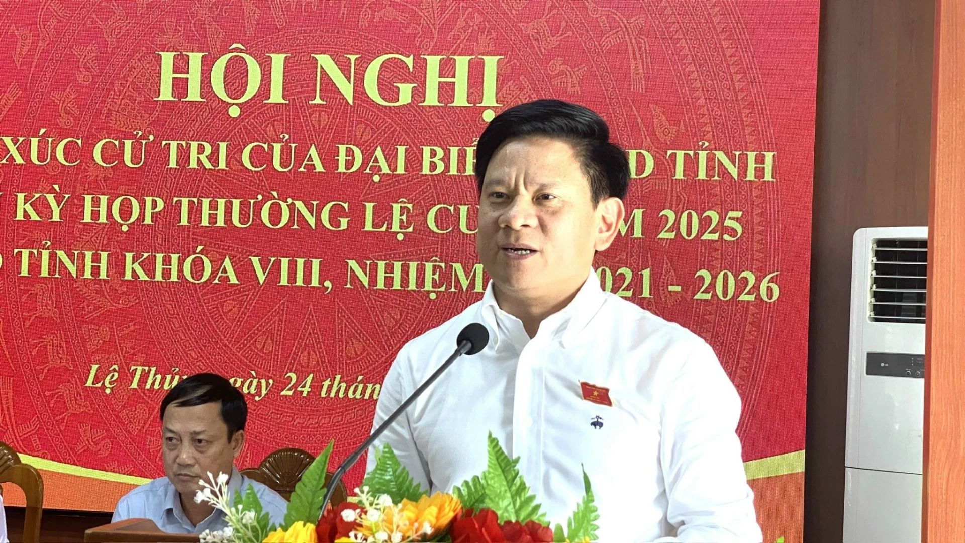 Đồng ch&iacute; L&ecirc; Vĩnh Thế - Ch&aacute;nh Văn ph&ograve;ng Tỉnh ủy ph&aacute;t biểu tiếp thu &yacute; kiến cử cử tri - Ảnh: NL