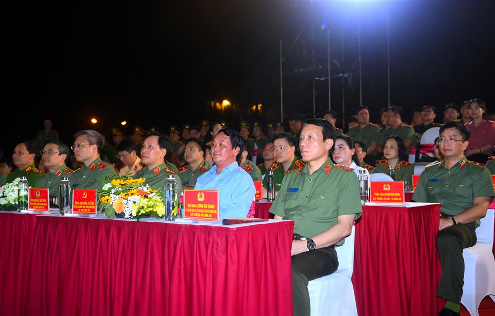 Các đại biểu dự chương trình.