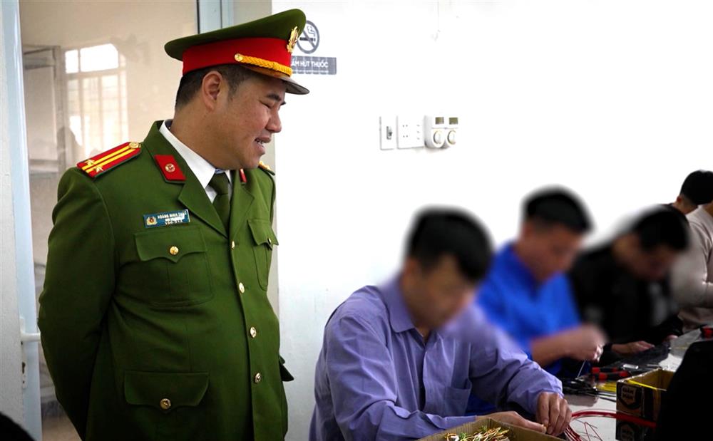 Cán bộ Công an theo dõi, hướng dẫn học viên trong giờ học nghề, hỗ trợ họ rèn luyện kỹ năng để có thể tự lập sau khi hoàn thành cai nghiện.