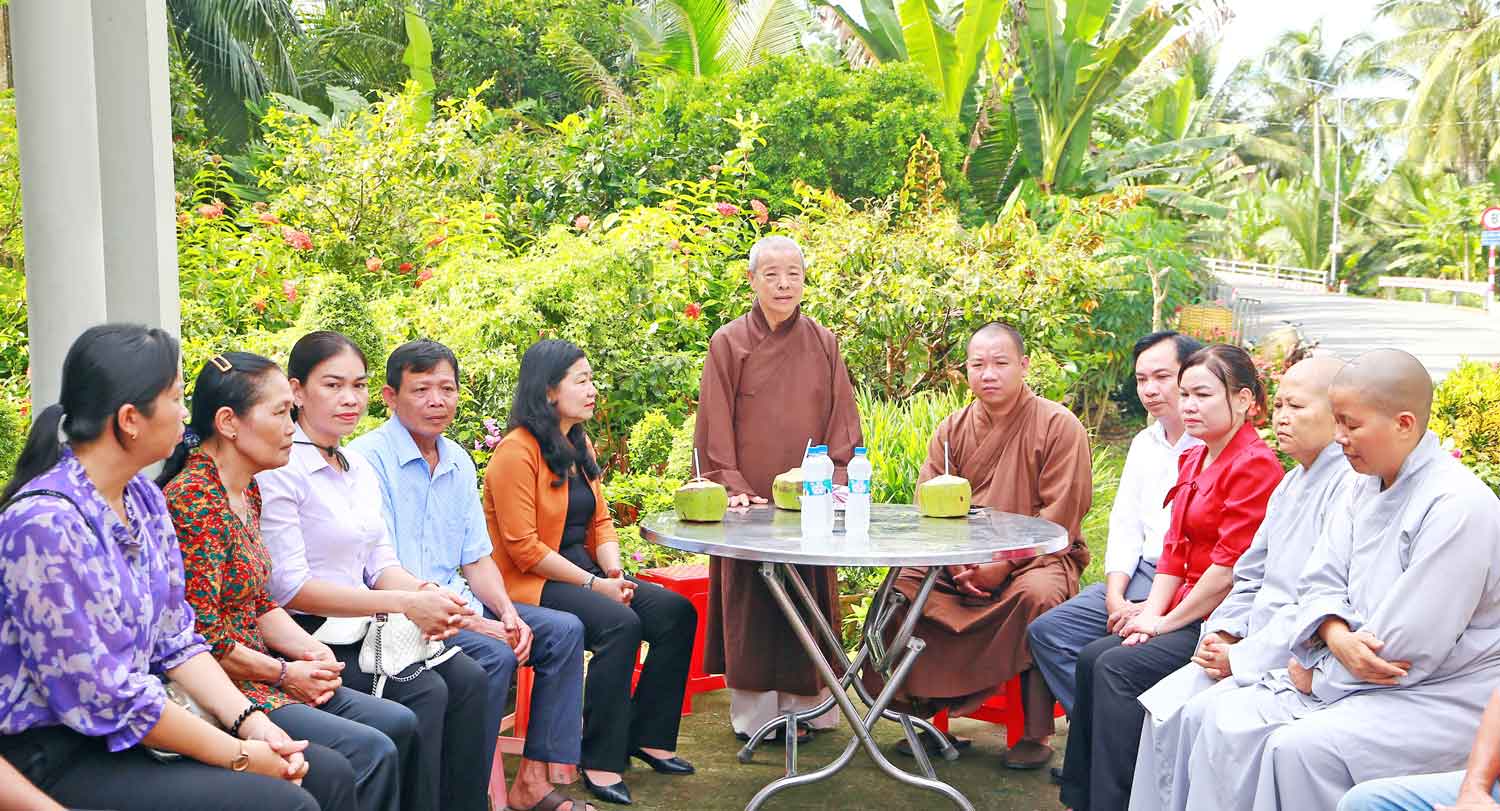 Đại biểu dự lễ khởi công xây dựng đường nông thôn Khóm 2, xã Càng Long vào ngày 17/9/2025.