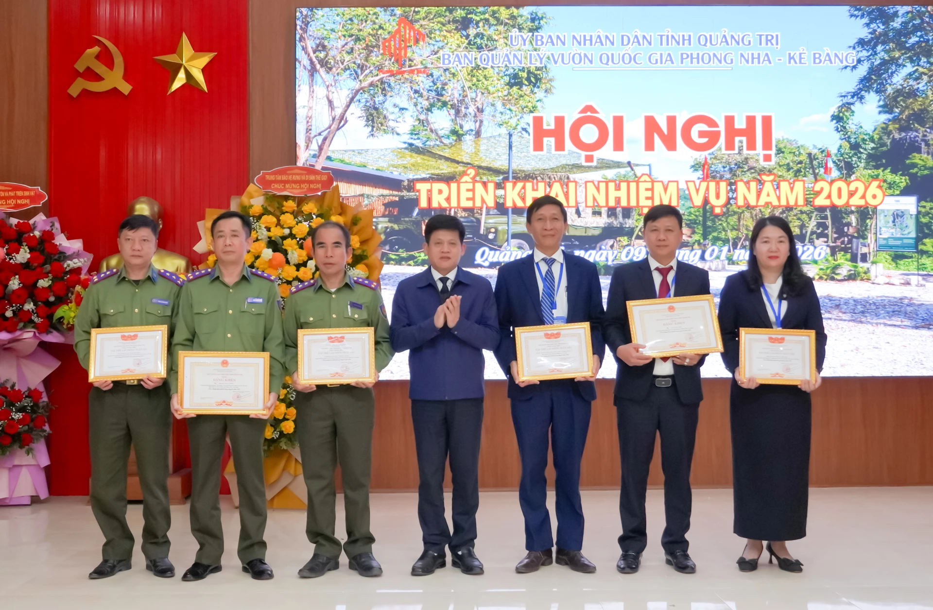 Phó Chủ tịch UBND tỉnh Lê Văn Bảo trao Bằng khen của Chủ tịch UBND tỉnh cho các tập thể, cá nhân - Ảnh: N.H