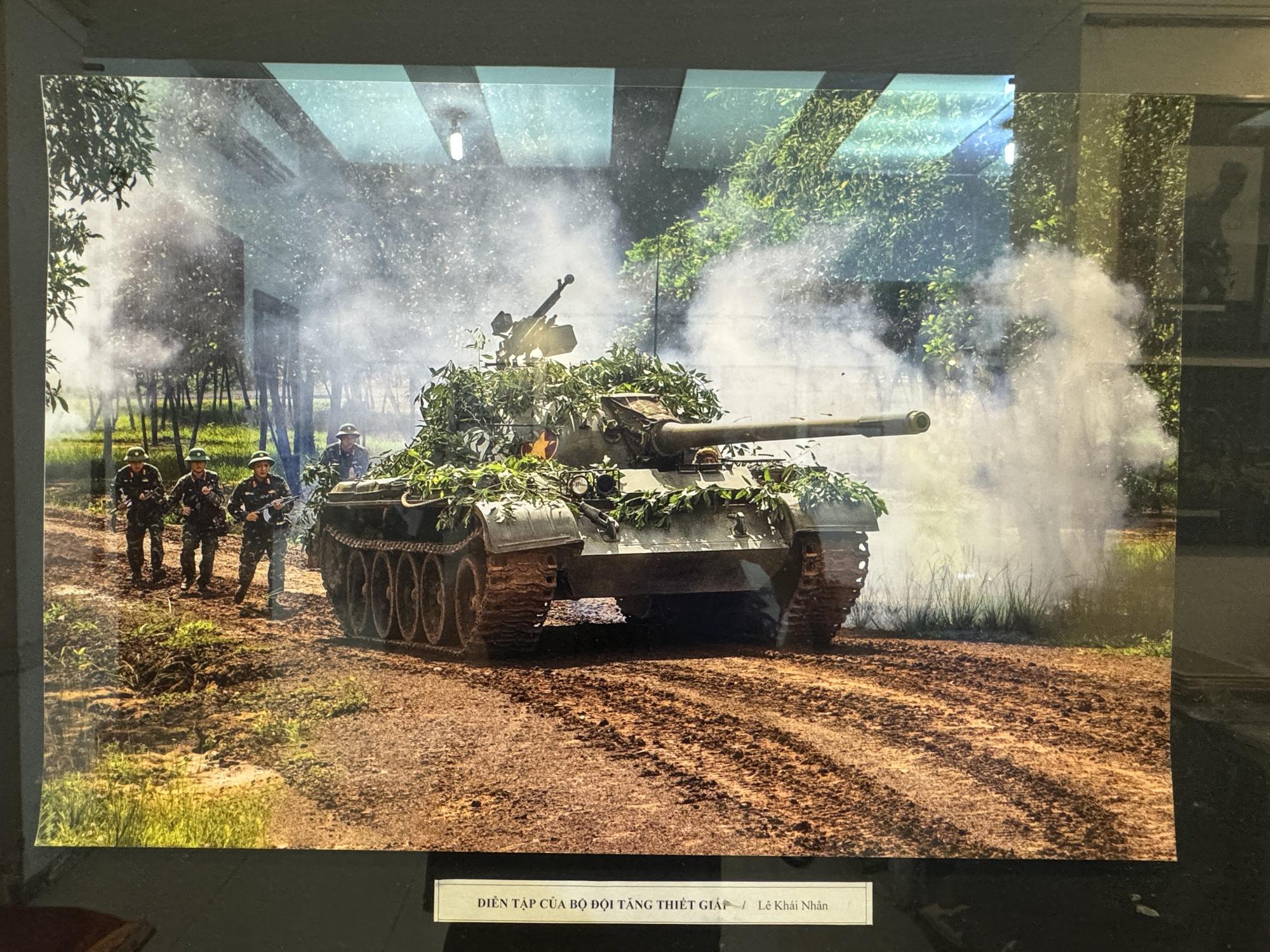 Khai mạc triển l&atilde;m ảnh '80 năm h&agrave;o kh&iacute; miền Đ&ocirc;ng' - Ảnh 2.