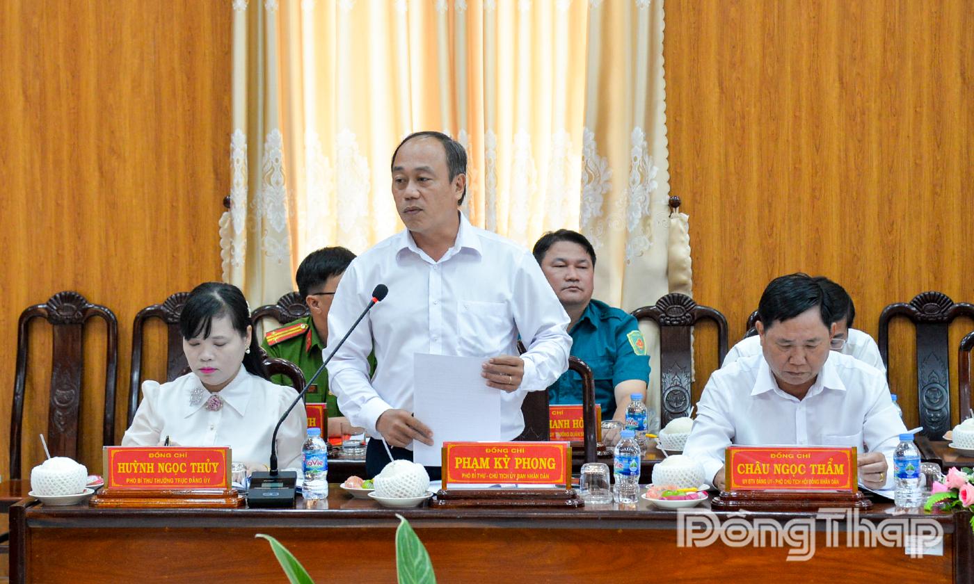 Đồng chí Phạm Kỳ Phong, Phó Bí thư Đảng ủy, Chủ tịch UBND xã Chợ Gạo phát biểu ý kiến.