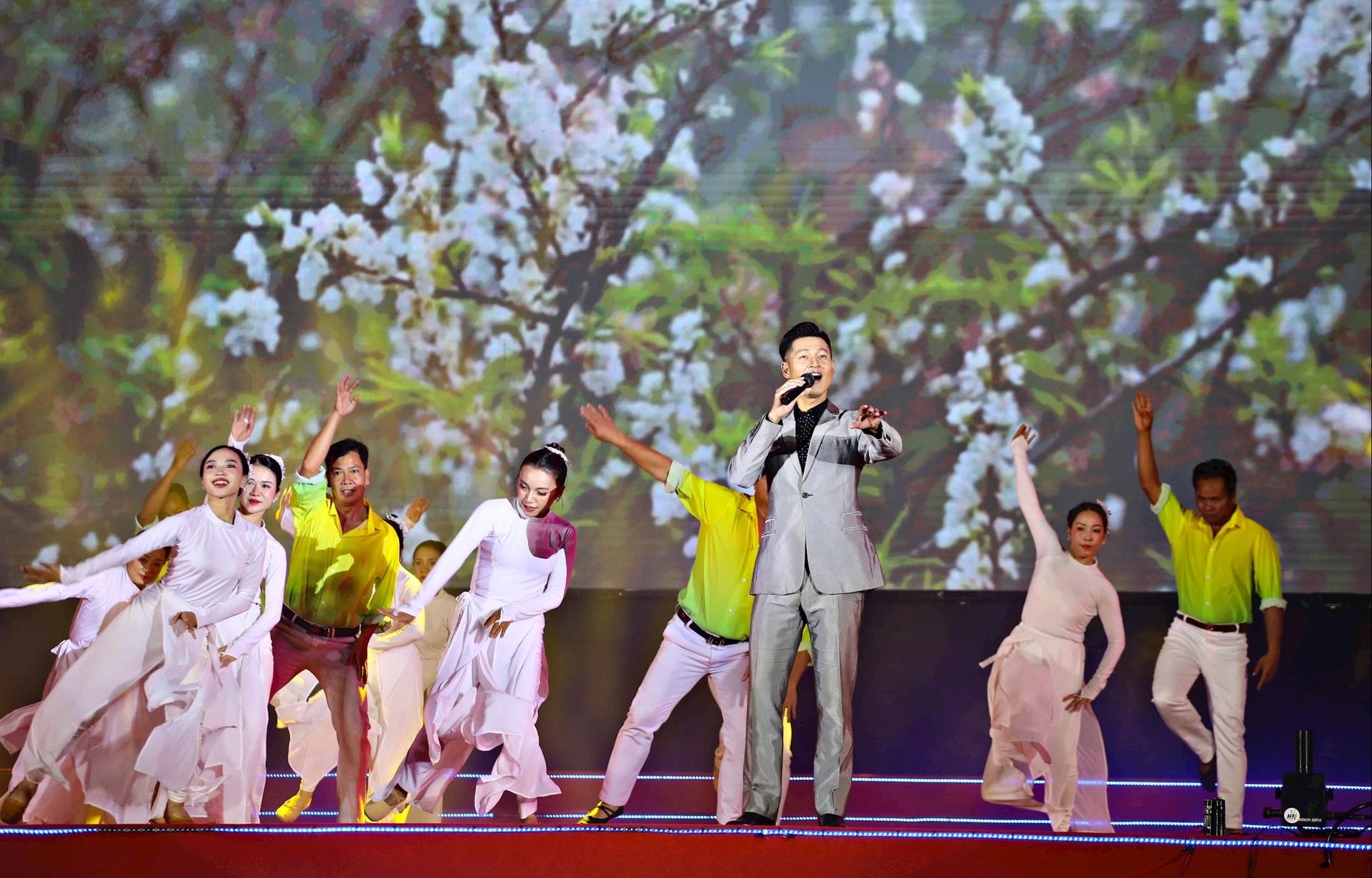 Ca sĩ Đức Tuấn biểu diễn các ca khúc cách mạng tại chương trình nghệ thuật