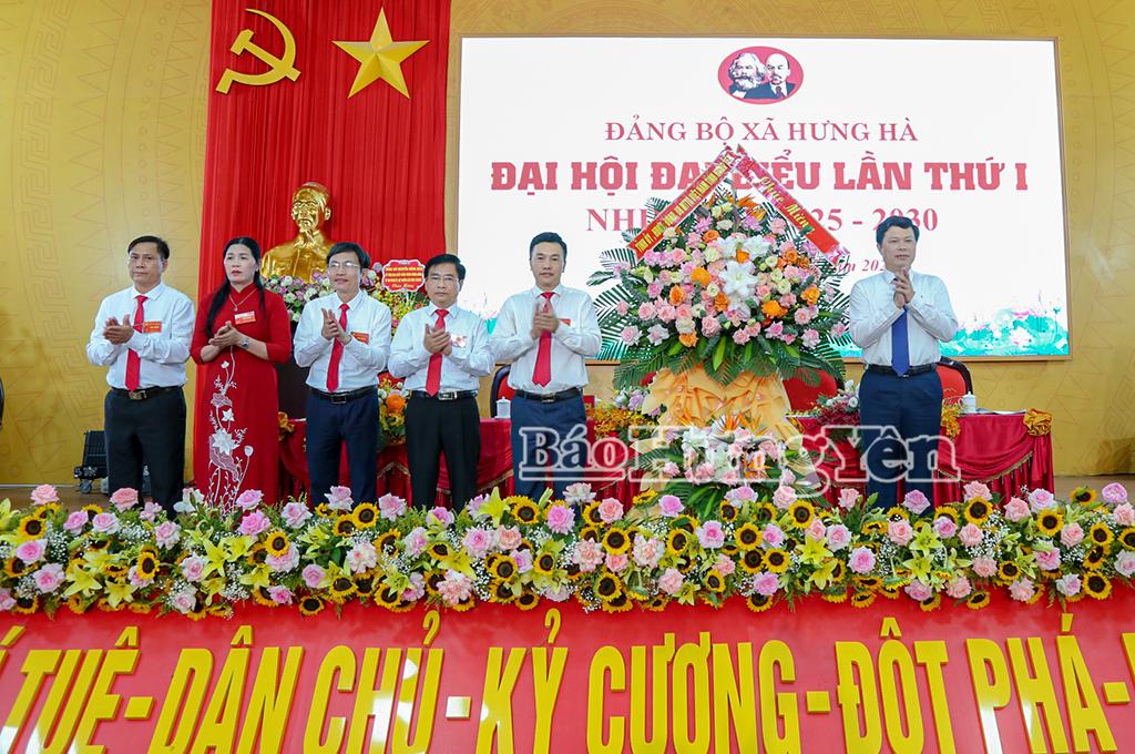 Đồng chí Trần Quốc Toản, Phó Bí thư Thường trực Tỉnh ủy tặng hoa chúc mừng Đại hội.