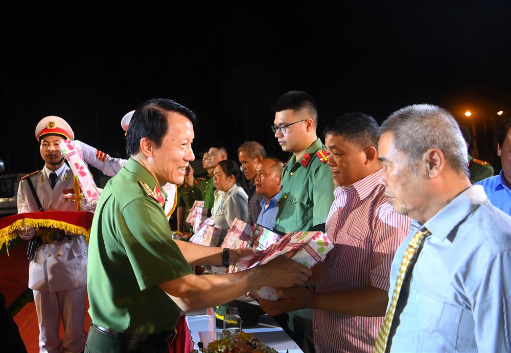 Bộ trưởng Lương Tam Quang trao quà tặng các gia đình có hoàn cảnh khó khăn.