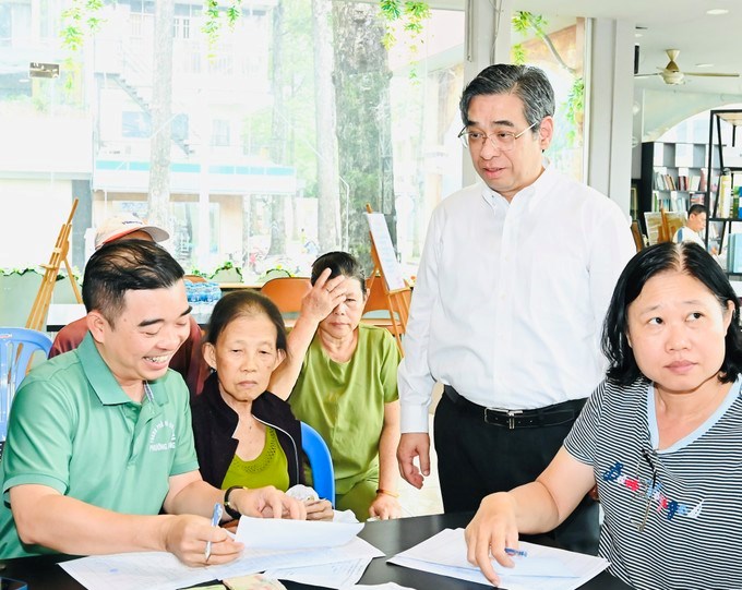 Đồng chí Nguyễn Phước Lộc đến thăm hỏi người dân, động viên cán bộ làm nhiệm vụ, góp phần đưa quà đến tay người dân chu đáo. (Ảnh: SGGP)