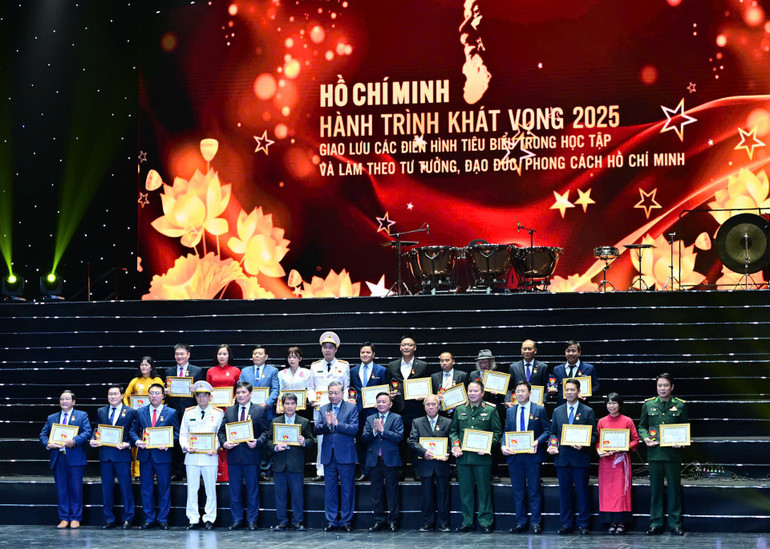 Tổng B&iacute; thư T&ocirc; L&acirc;m v&agrave; đồng ch&iacute; Trần Cẩm T&uacute; chụp ảnh c&ugrave;ng c&aacute;c điển h&igrave;nh ti&ecirc;u biểu. (Ảnh: BẢO LONG)