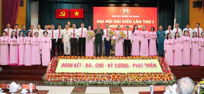 Thiếu tướng Vũ Văn Điền, Tư lệnh Bộ Tư lệnh TPHCM tặng hoa chúc mừng Ban Chấp hành Đảng bộ phường Phú Nhuận (Ảnh SGGP)