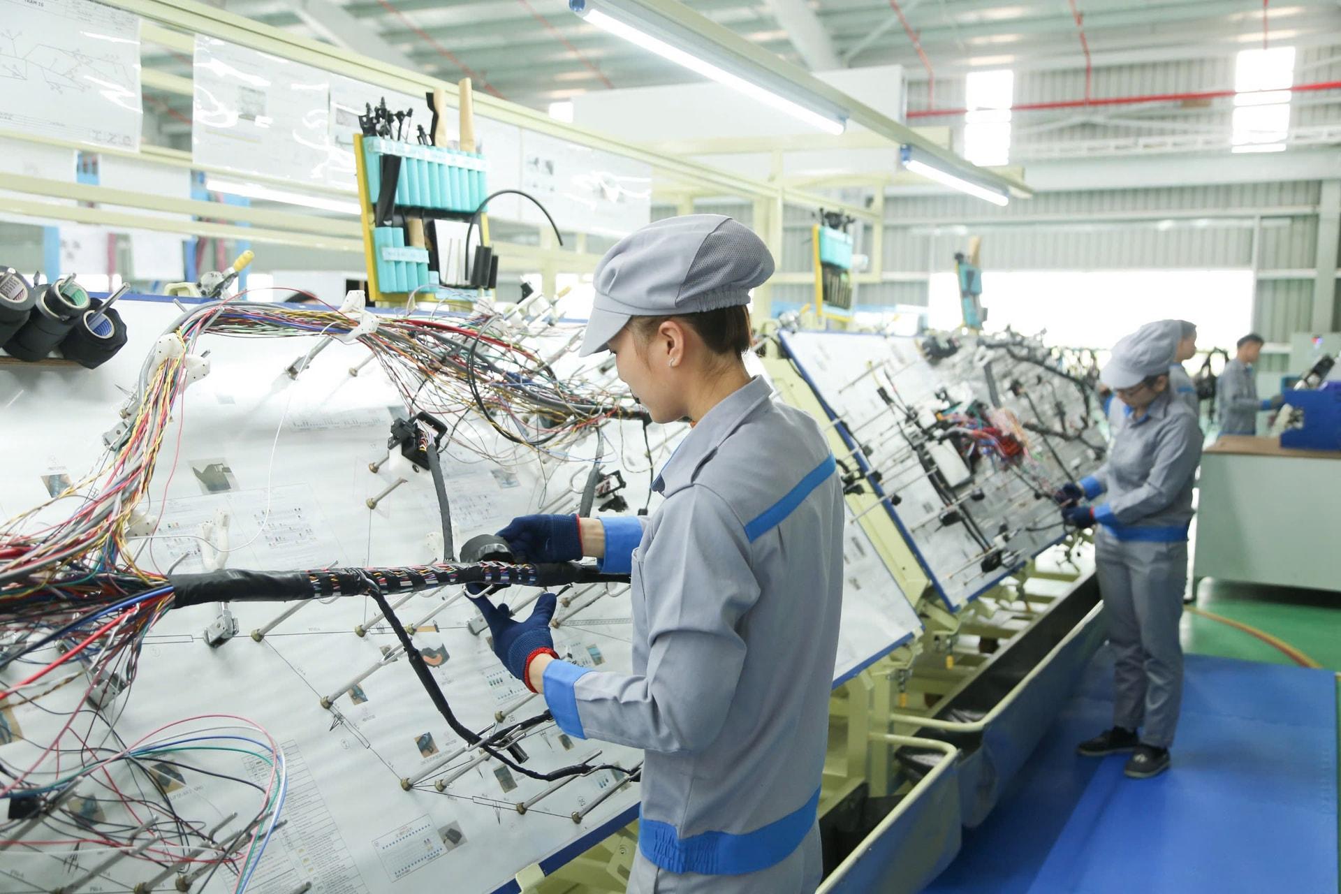 Hoạt động tại Nhà máy Sản xuất thiết bị điện ô-tô của Tập đoàn Trường Hải (THACO) tại Khu kinh tế mở Chu Lai. Ảnh: MAI QUẾ