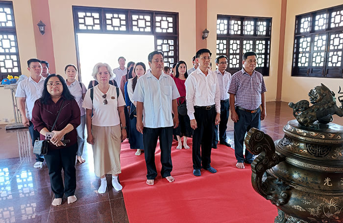 Chi bộ Văn phòng Đảng ủy Ban Tuyên giáo và Dân vận Thành ủy viếng Đền thờ Chủ tịch Hồ Chí Minh tại xã An Thạnh