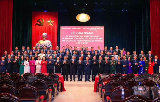 Tháo gỡ những “điểm nghẽn” trong công tác cán bộ sau sắp xếp, tinh gọn tổ chức bộ máy