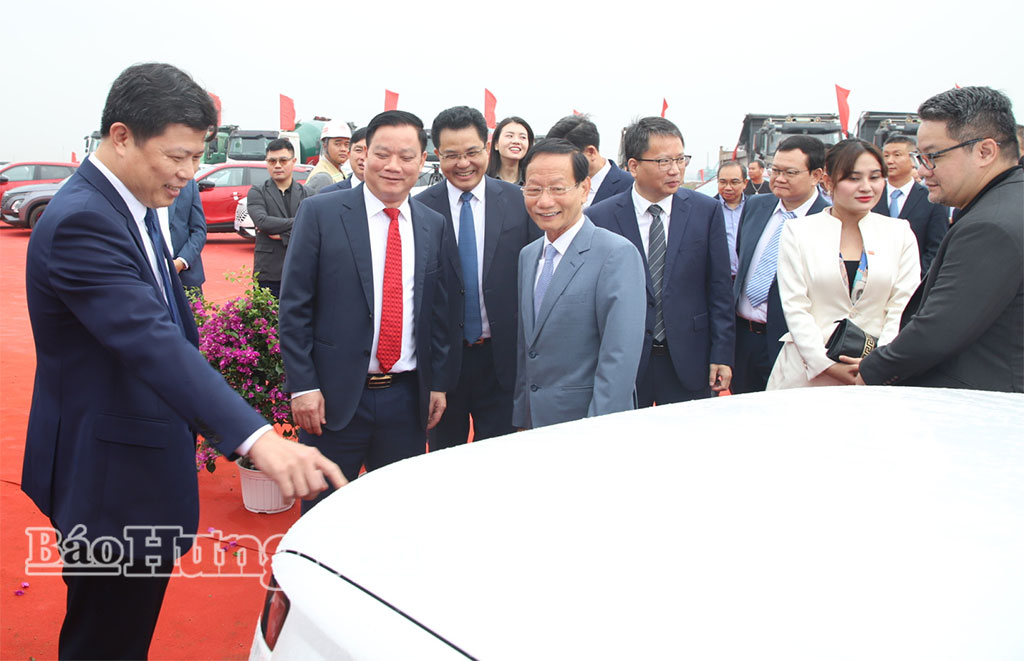 Các đại biểu tham quan một số mẫu xe của chủ đầu tư dự án.