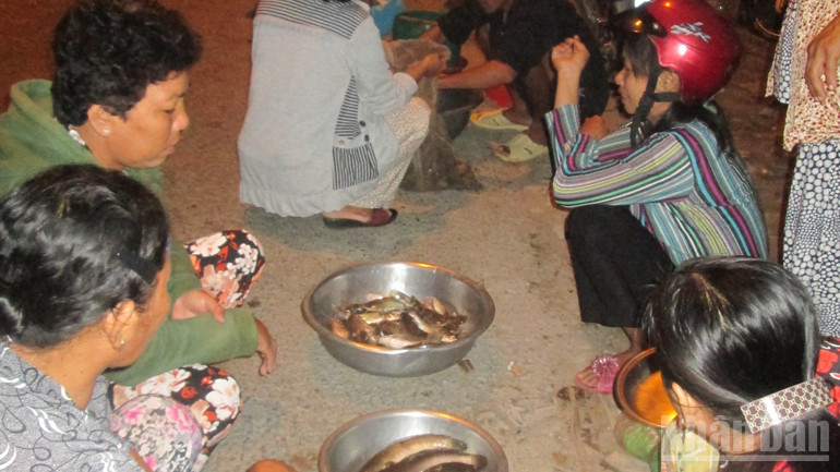 Chợ ma là 1 phần hồn của mùa nước nổi.