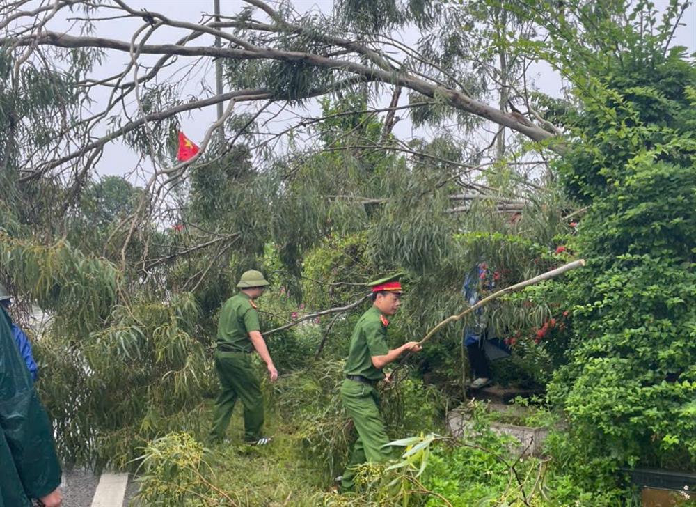 Công an xã Hưng Nguyên Nam, tỉnh Nghệ An cùng người dân chặt, dọn các cây bị gãy, ngã ra đường do gió quật, kịp thời mở lối đi an toàn cho các phương tiện và người qua lại.