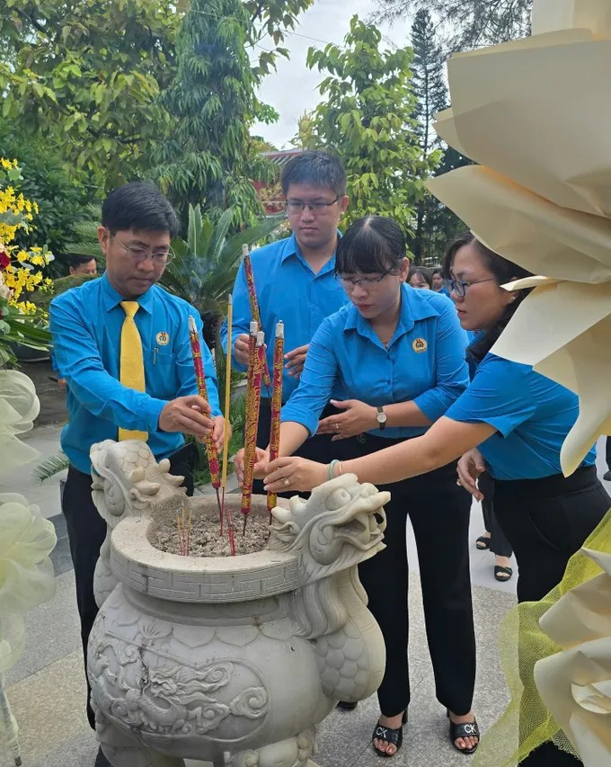 Cán bộ công đoàn dâng hương tưởng nhớ các Anh hùng liệt sĩ