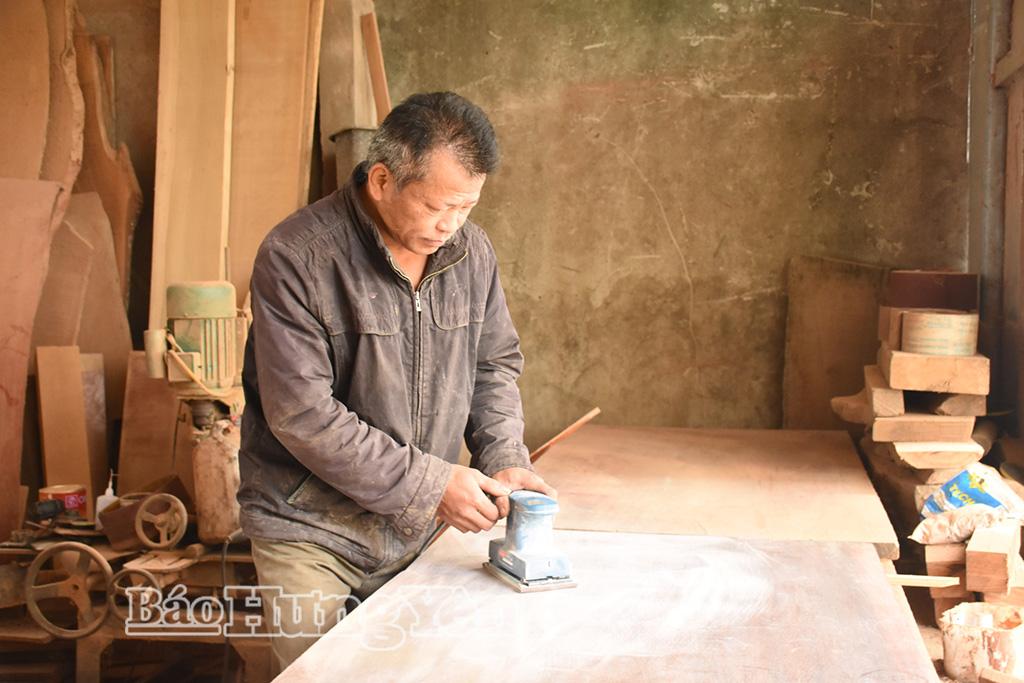 Nhờ nguồn vốn vay, ông Trần Viết Quyết, xã Long Hưng đã đầu tư máy móc để mở xưởng mộc tại nhà.