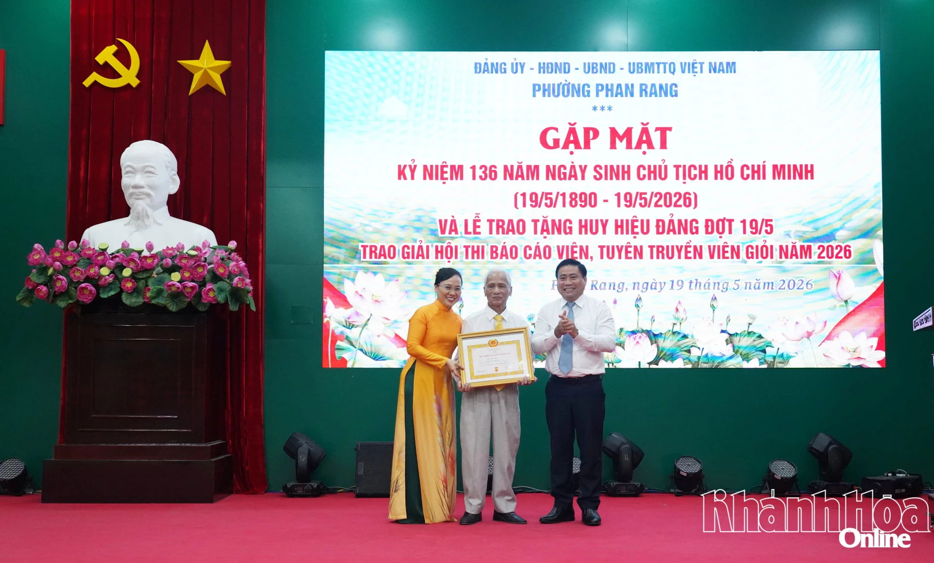 Đồng chí Lâm Đông trao - Phó Bí thư Tỉnh uỷ trao Huy hiệu 60 năm tuổi Đảng cho đảng viên.