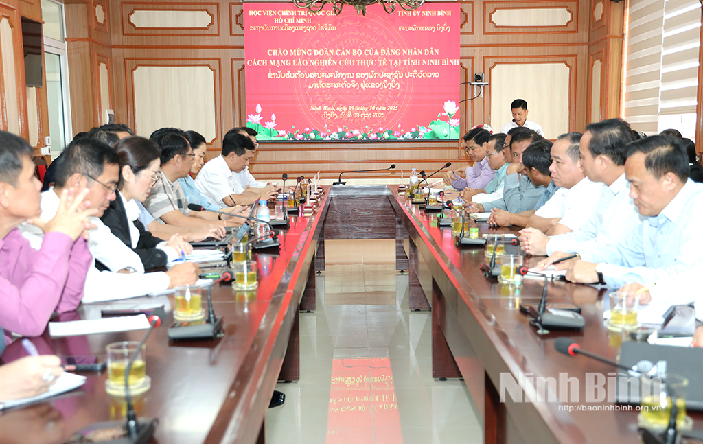 Quang cảnh buổi làm việc.