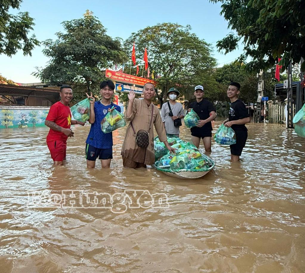 Câu lạc bộ Thiện nguyện trẻ Thái Bình trao khoảng 2.500 suất quà trị giá hơn 1 tỷ đồng hỗ trợ người dân các tỉnh bị thiệt hại do mưa lũ.