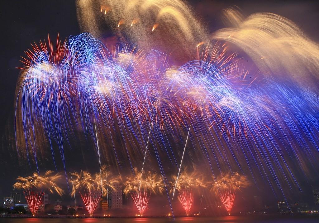 Trận địa ph&aacute;o hoa lớn chưa từng c&oacute; ở H&agrave; Nội mừng th&agrave;nh c&ocirc;ng Đại hội Đảng XIV - Ảnh 1.