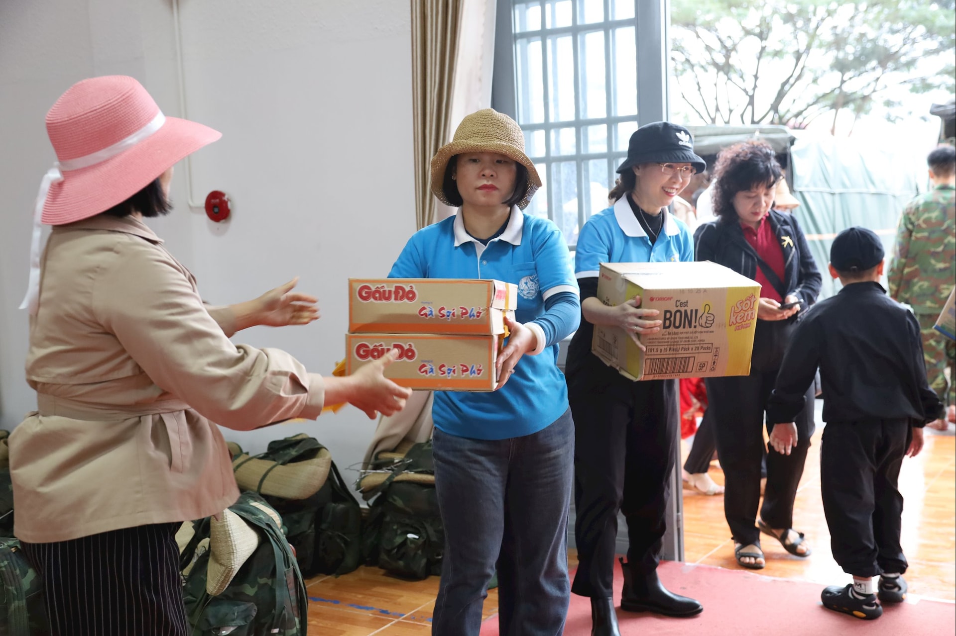 Phụ nữ Lâm Đồng hỗ trợ nhu yếu phẩm cho bà con vùng lũ