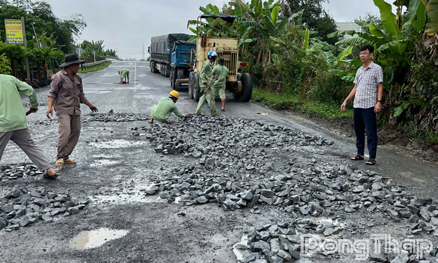 Công nhân đang khẩn trương dặm vá, sửa chữa các vị trí hư hỏng trên tuyến đường tỉnh 852B