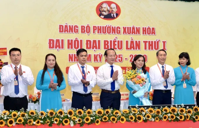 Đồng chí Võ Văn Dũng chúc mừng Ban Chấp hành Đảng bộ phường Xuân Hòa, nhiệm kỳ 2025-2030. (Ảnh: SGGP)