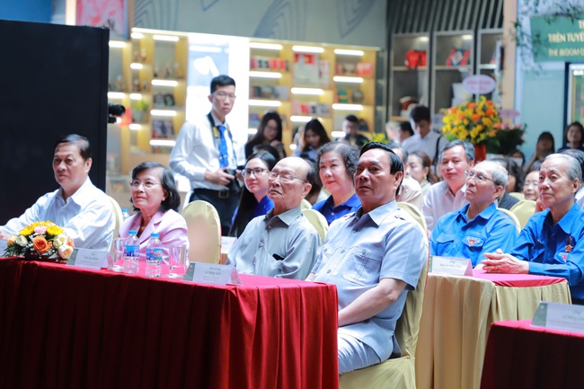 Khai mạc triển l&atilde;m trưng b&agrave;y chuy&ecirc;n đề &ldquo;Thời thanh xu&acirc;n tr&ecirc;n tuyến đường 1C huyền thoại&rdquo; - Ảnh 2.