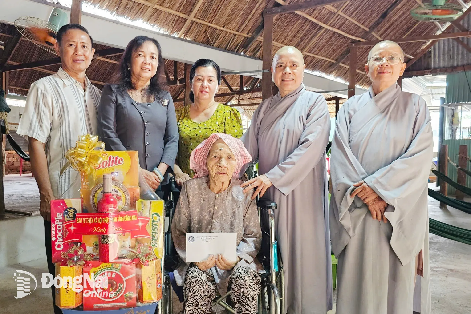 Đoàn thăm và trao quà đến Mẹ Việt Nam anh hùng Bùi Thị Năm (100 tuổi). Ảnh: Tâm Đức