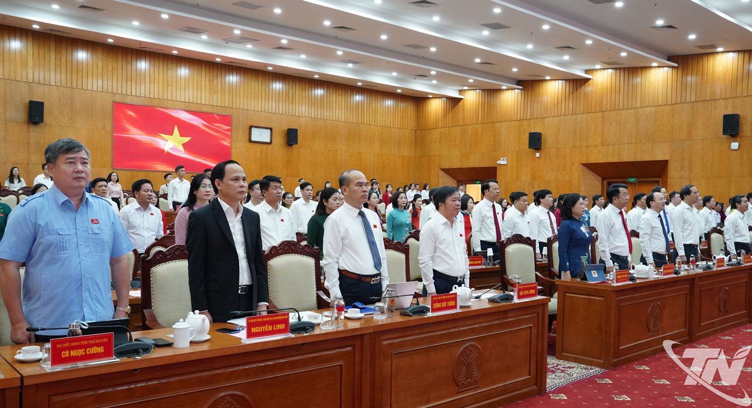 Các đại biểu tham dự Kỳ họp làm lễ Chào cờ.