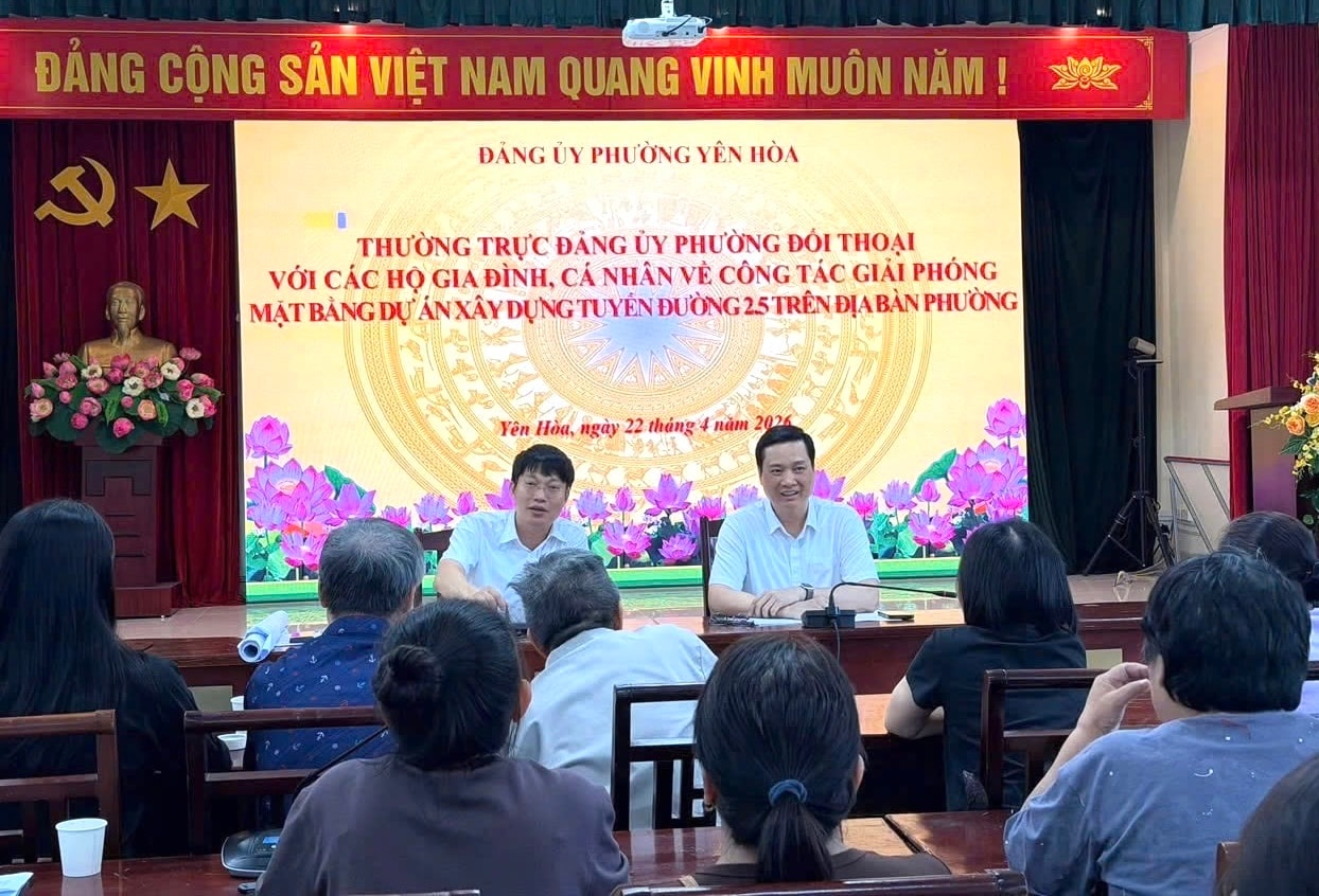 Lãnh đạo phường Yên Hòa trực tiếp đối thoại, tuyên truyền, vận động người dân trong công tác giải phóng mặt bằng Dự án đường Vành đai 2,5. Ảnh: Kim Quyên