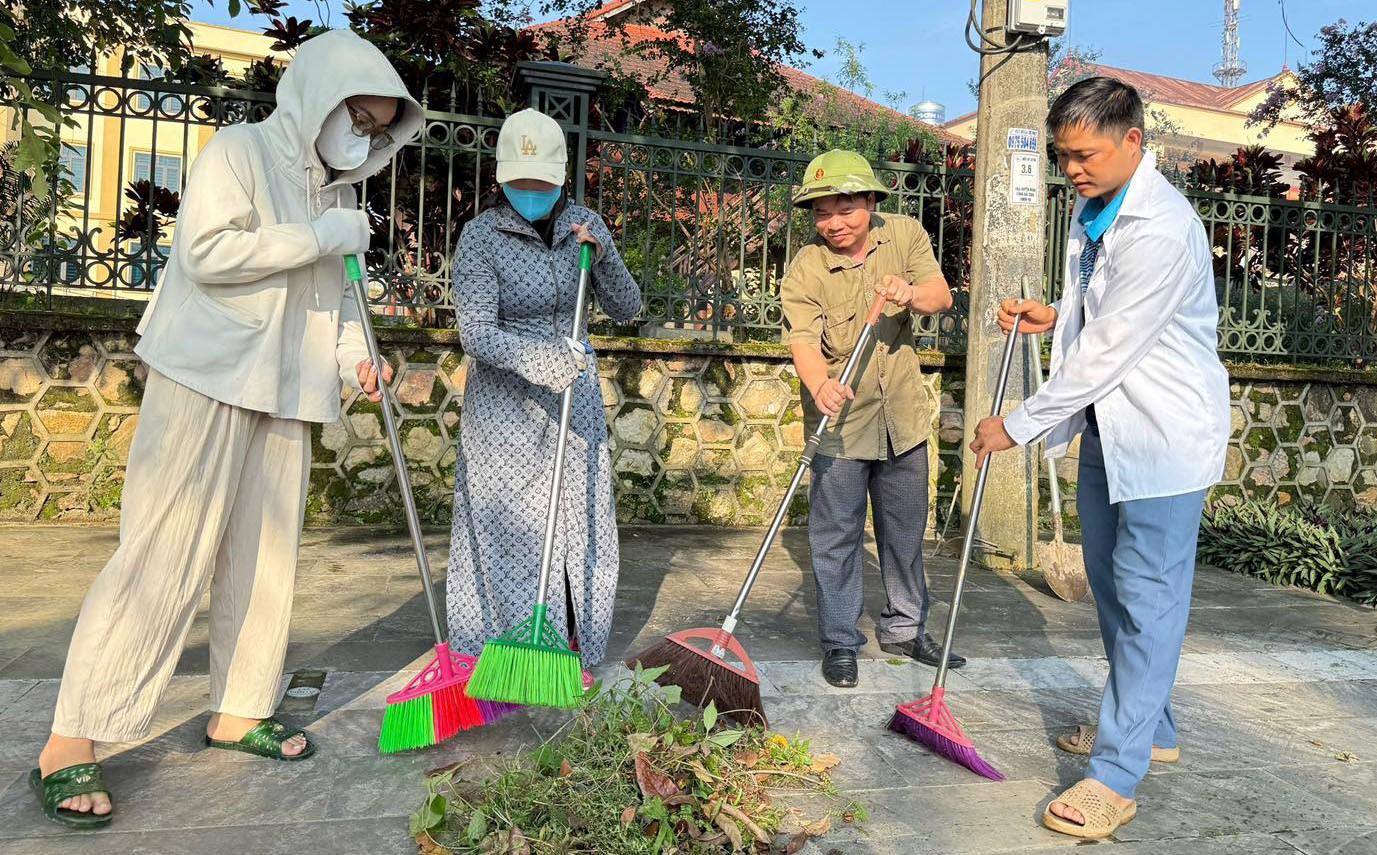 Người dân tham gia dọn vệ sinh khu vực công cộng.