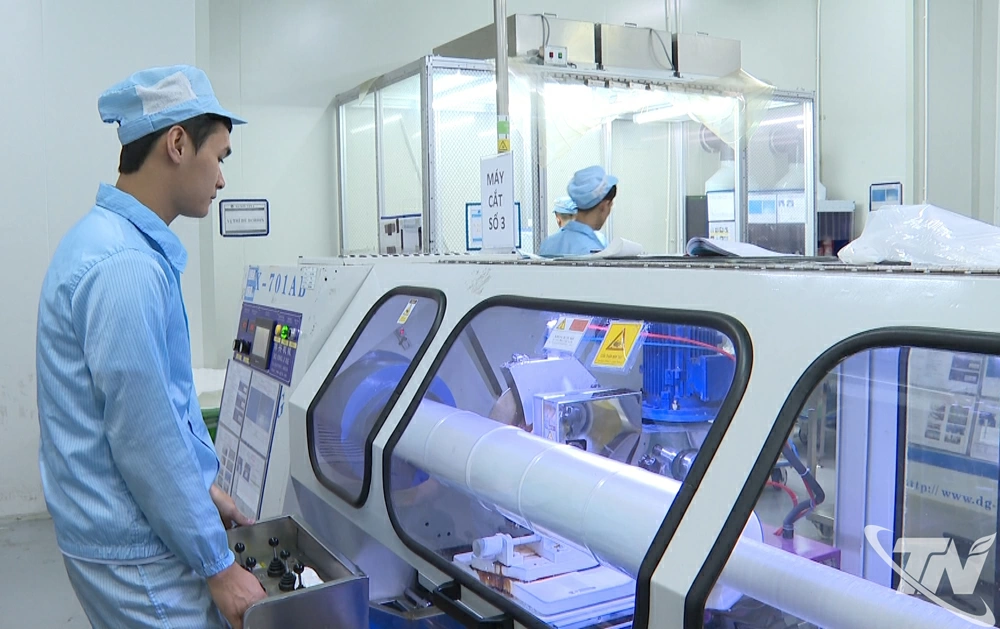 Công nhân công ty TNHH Samju Vina (Khu công nghiệp Điềm Thuỵ) vận hành sản xuất.