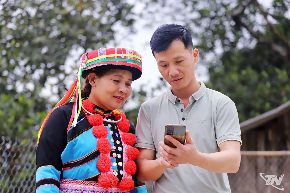 Thành viên Tổ công nghệ số cộng đồng xóm Ba Họ, xã Yên Trạch, hỗ trợ bà con nhân dân cài đặt, sử dụng một số ứng dụng số của tỉnh, như: Thai Nguyen ID, C-ThaiNguyen…