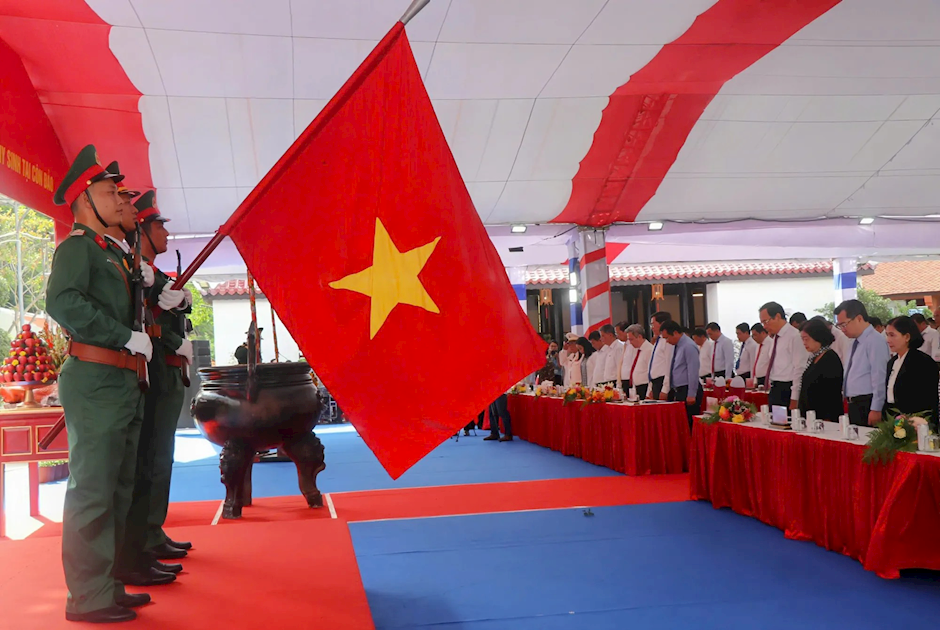 Đại biểu chào cờ và mặc niệm tưởng nhớ các anh hùng liệt sĩ