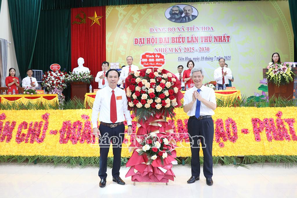 Đồng chí Đào Hồng Vận, Ủy viên Ban Thường vụ Tỉnh ủy, Trưởng đoàn Đại biểu Quốc hội tỉnh, Giám đốc sở Nội vụ tặng hoa chúc mừng đại hội