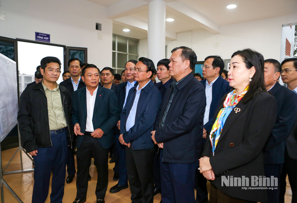 Đồng chí Bí thư Tỉnh ủy Đặng Xuân Phong cùng Đoàn công tác của tỉnh nghe báo cáo tình hình thực hiện dự án Khu Công nghiệp Mỹ Trung.