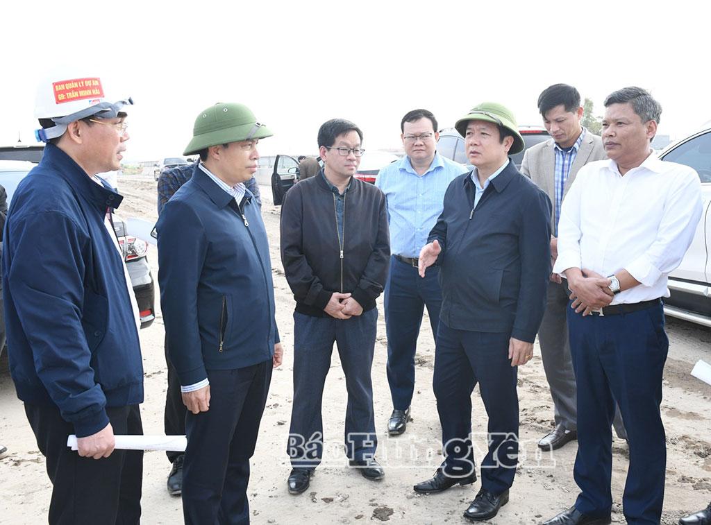 Đồng ch&iacute; Ph&oacute; B&iacute; thư Tỉnh ủy, Chủ tịch UBND tỉnh Phạm Quang Ngọc c&ugrave;ng đo&agrave;n c&ocirc;ng t&aacute;c kiểm tra thực địa dự &aacute;n đường T&acirc;n Ph&uacute;c - V&otilde;ng Phan tại x&atilde; &Acirc;n Thi. (Ảnh L&ecirc; Hiếu)