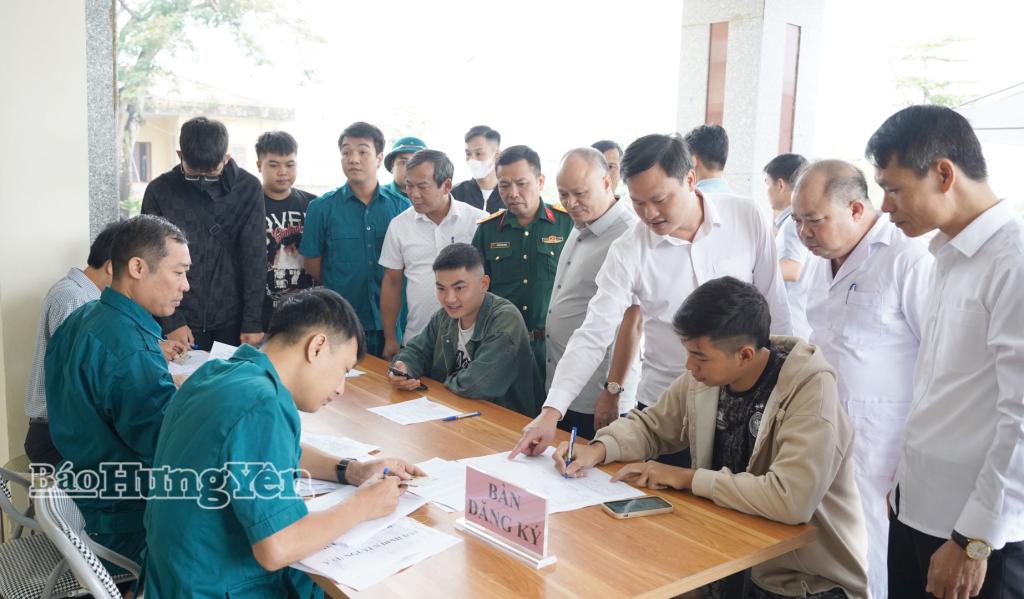 Lãnh đạo xã Xuân Trúc động viên công dân tham gia khám sơ tuyển sức khỏe NVQS.