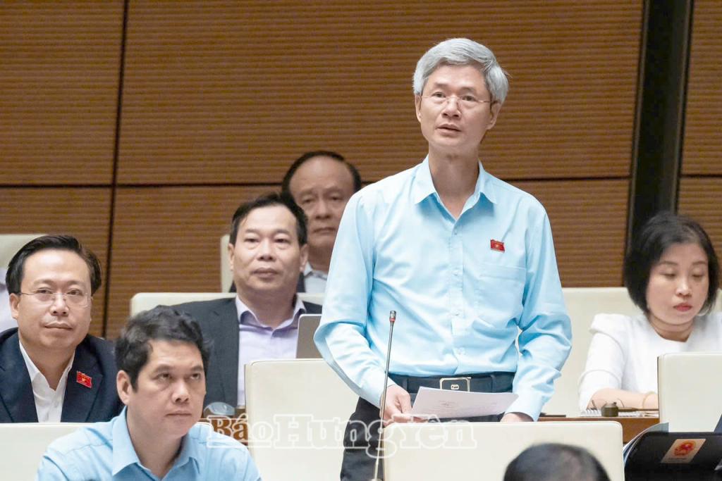 Đồng ch&iacute; Đ&agrave;o Hồng Vận, Ủy vi&ecirc;n Ban Thường vụ Tỉnh ủy, Trưởng Đo&agrave;n đại biểu Quốc hội tỉnh, Gi&aacute;m đốc Sở Nội vụ ph&aacute;t biểu g&oacute;p &yacute; v&agrave;o dự thảo b&aacute;o c&aacute;o kinh tế - x&atilde; hội tại kỳ họp thứ 8, Quốc hội kh&oacute;a XV.