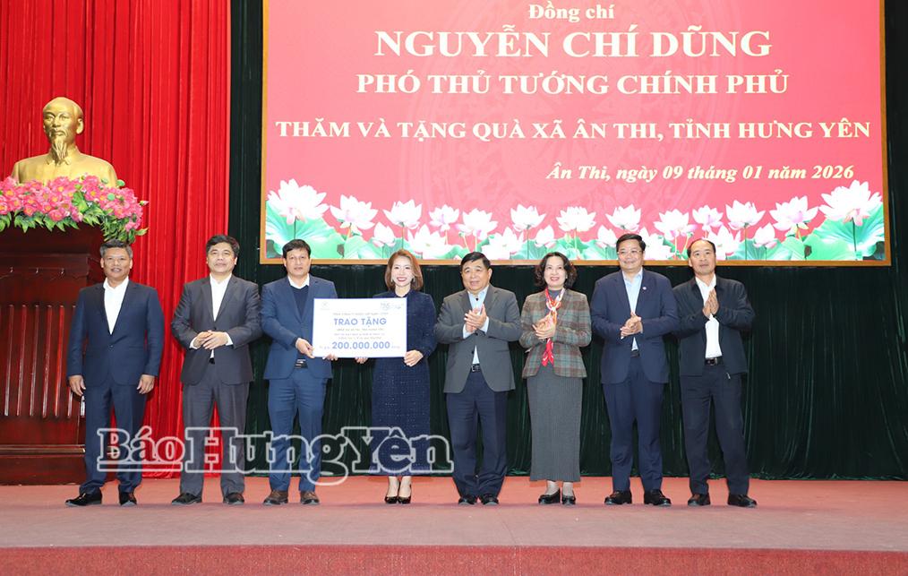 Đồng ch&iacute; Nguyễn Ch&iacute; Dũng, Ủy vi&ecirc;n Ban Chấp h&agrave;nh Trung ương Đảng, Ph&oacute; Thủ tướng Ch&iacute;nh phủ c&ugrave;ng đo&agrave;n c&ocirc;ng t&aacute;c trao trang thiết bị y tế tặng x&atilde; &Acirc;n Thi. 
