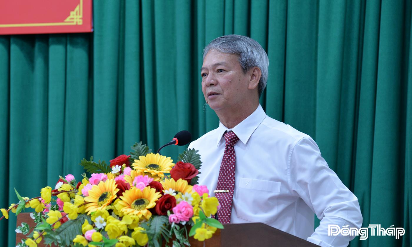 Hiệu trưởng Trường Chính trị tỉnh Đồng Tháp Nguyễn Phước Dũng tặng Giấy khen cho 03 tập thể có thành tích xuất sắc trong phong trào thi đua “Đoàn kết - Kỷ cương - Gương mẫu - Sáng tạo - Hiệu quả” giai đoạn 2021 - 2025.