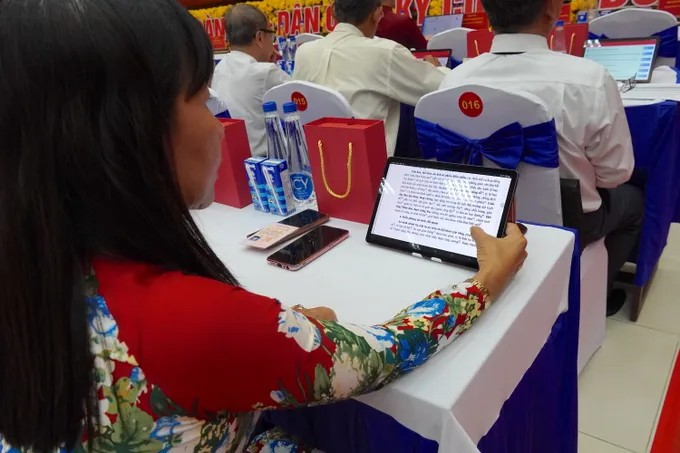 Đại hội không giấy, các đại biểu nghiên cứu tài liệu qua máy tính bảng