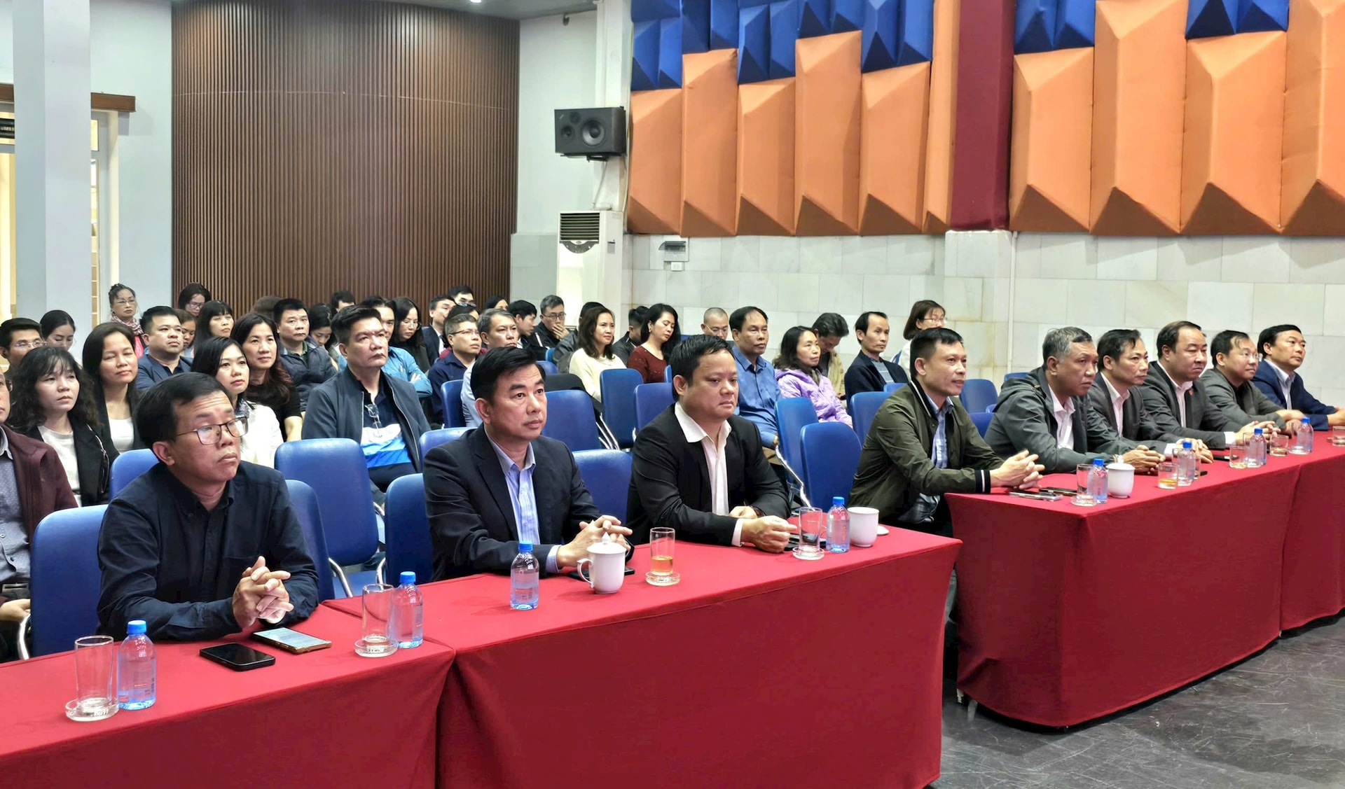 Cán bộ, đảng viên Cơ quan Báo và Phát thanh, Truyền hình Hà Nội tham gia học tập, quán triệt Chương trình hành động của Đảng bộ thành phố thực hiện Nghị quyết Đại hội đại biểu toàn quốc lần thứ XIV của Đảng (nhiệm kỳ 2025 – 2030). Ảnh: Nhật Nam