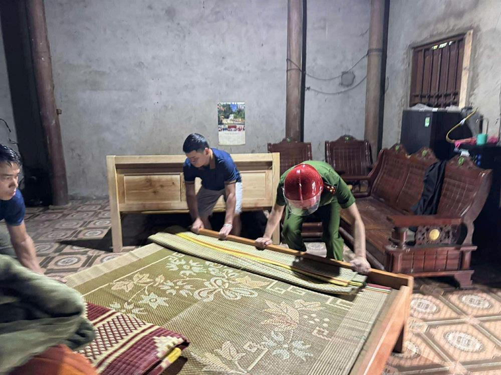 Công an xã Yên Hòa và chính quyền địa phương hỗ trợ di dời nhiều hộ dân ra khỏi vùng có nguy cơ sạt lở